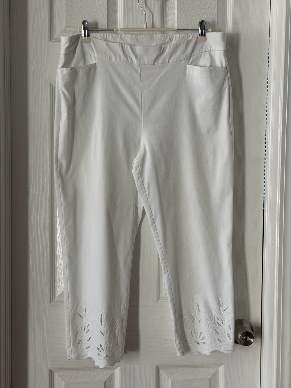 Chico Brigitte Pull on Cutwork Cropped Pants